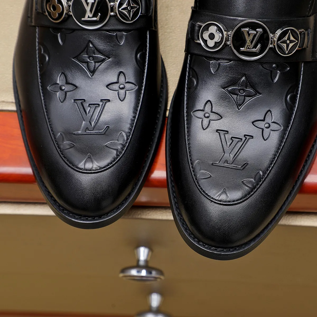 Men's Men's Shoes 💰420 💰[Louis Vuitton] LV high-end business formal leather shoes! ! Luxurious and elegant style, equal emphasis on practicality and style, professional focus on details and quality, counter original 1⃣️: 1⃣️ super accurate reproduction👍🏻! Material: The upper is made of imported original soft 🐂cowhide ➕imported first-layer sheepskin lining. Original anti-slip and wear-resistant outsole! Code number: 39--45, (38.46 custom-made) Large quantities in stock!